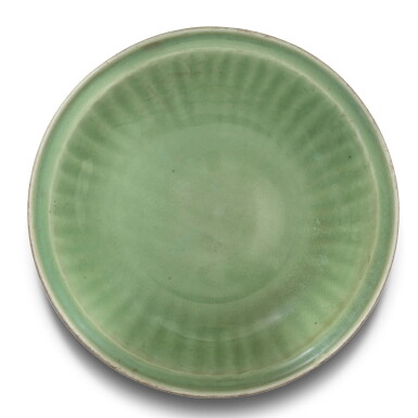 View full screen - View 1 of Lot 8. Plat en grès céladon Longquan Dynastie Ming, XVE siècle | 明十五世紀 龍泉窰青釉盤 | A large Longquan celadon dish, Ming Dynasty, 15th century.