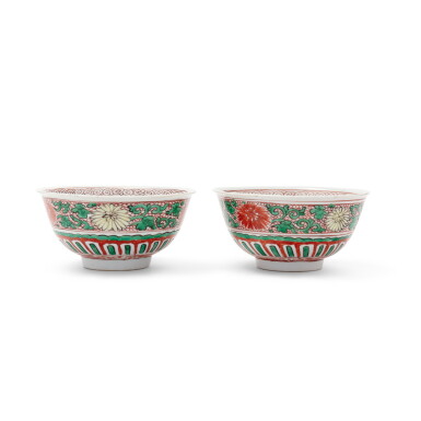 View full screen - View 1 of Lot 146. A pair of wucai 'chrysanthemum' bowls, Transitional period, 17th century | 十七世紀 五彩菊花紋盌一對.