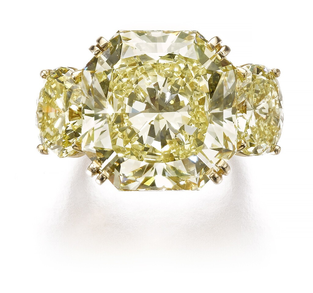 View full screen - View 1 of Lot 113. Fancy intense yellow and fancy yellow diamond ring | 濃彩黃色配彩黃色鑽石戒指.