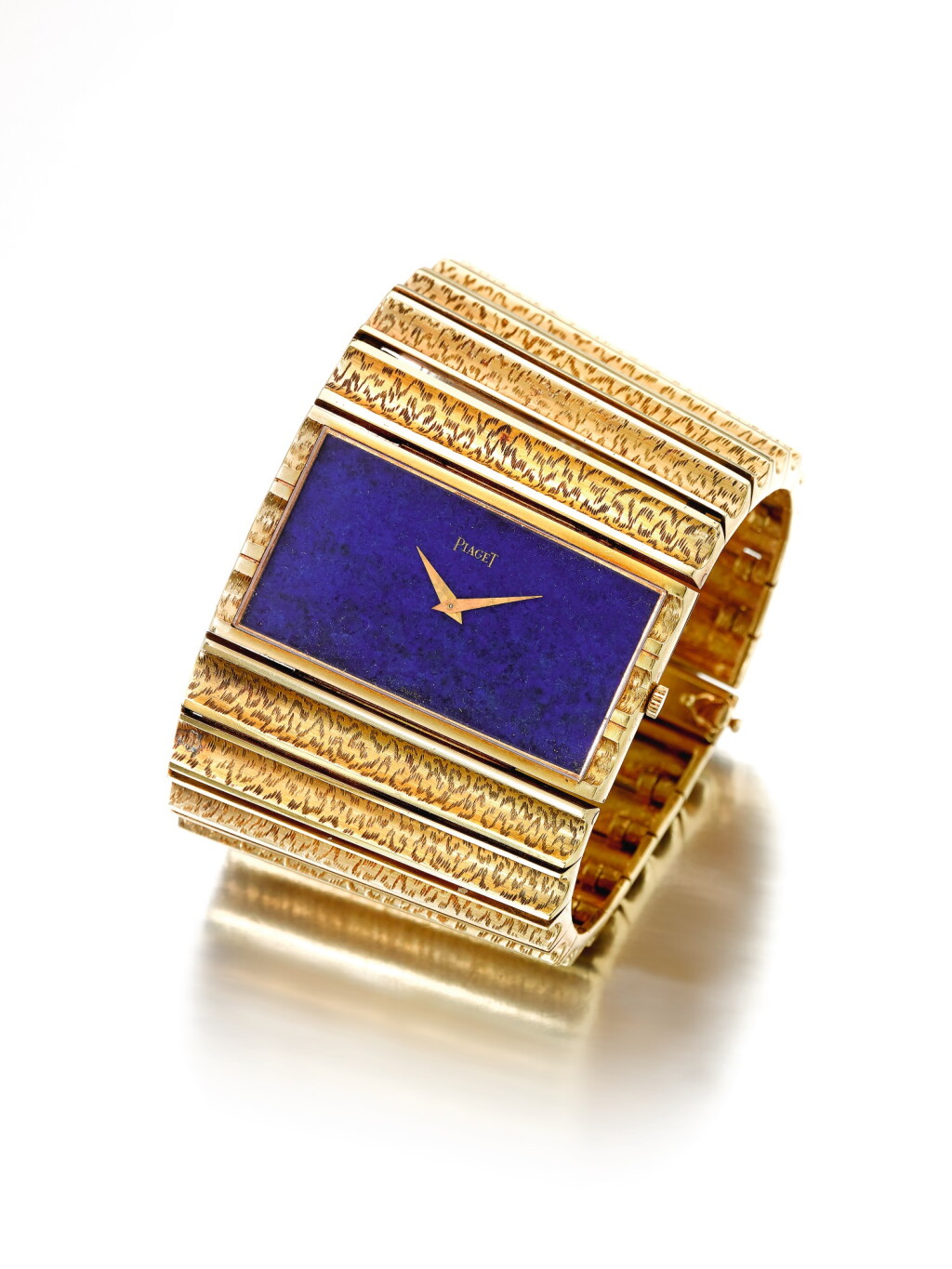 View full screen - View 1 of Lot 127. PIAGET | REF 9060 D 78, A YELLOW GOLD CUFF WATCH WITH LAPIS LAZULI DIAL CIRA 1970.