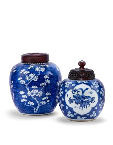 View full screen - View 1 of Lot 229. Deux pots à gingembre en porcelaine bleu blanc Dynastie Qing, XVIIIE-XIXE siècle | 清十八至十九世紀 青花花卉紋罐一組兩件 | Two blue and white jars and covers, Qing dynasty, 18th-19th century.