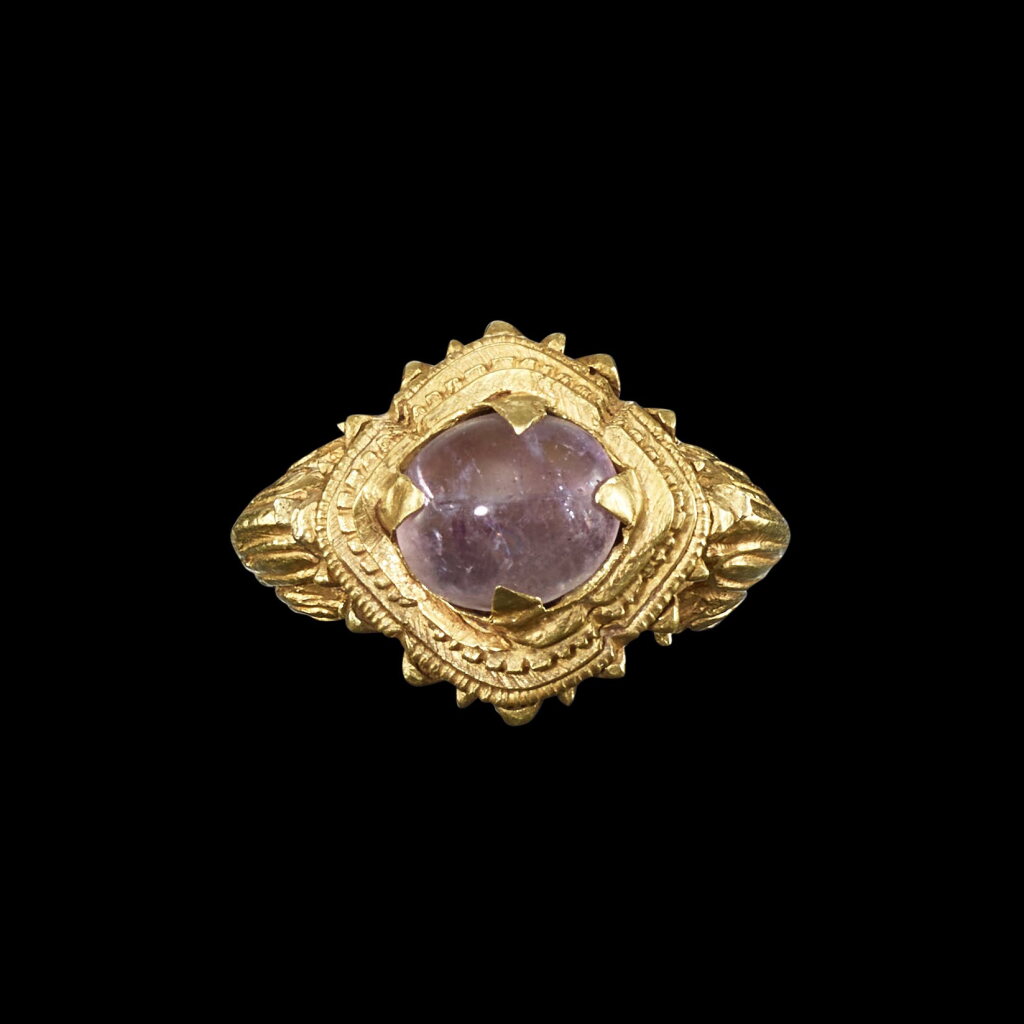 View full screen - View 1 of Lot 1018. A solid gold and amethyst ring with layered bezel Khmer, 7th-12th century | 高棉 七至十二世紀 金嵌紫水晶戒指.