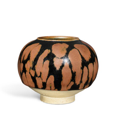 View full screen - View 1 of Lot 3687. A Cizhou partridge-feather russet-splashed black-glazed jar Northern Song – Jin dynasty | 北宋至金 磁州黑地鏽斑罐.