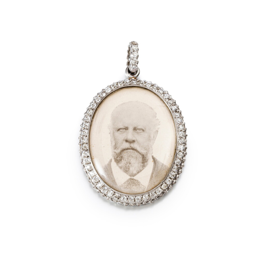 View full screen - View 1 of Lot 118. Diamond pendent .