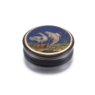 View full screen - View 1 of Lot 100. A gold-mounted tortoiseshell and micromosaic snuff box, Rome, circa 1810.