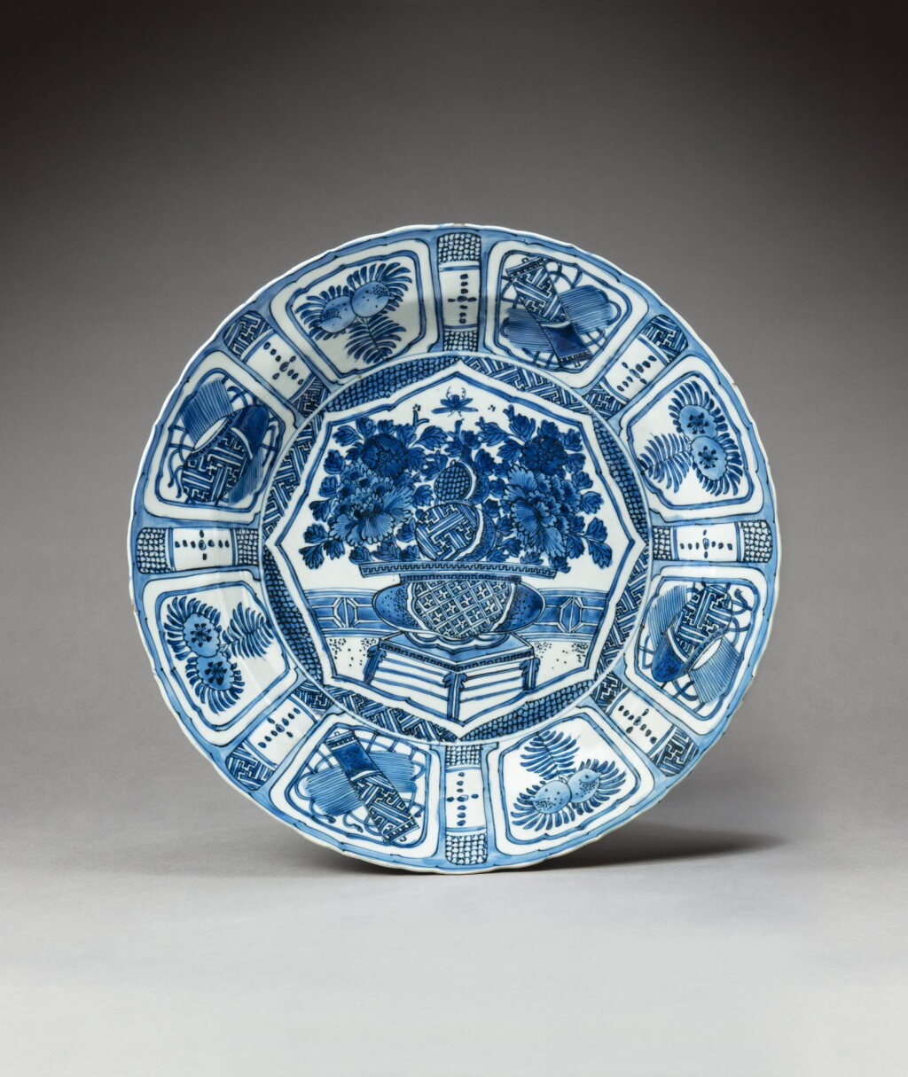 View full screen - View 1 of Lot 176. A blue and white 'Kraak' charger, Ming dynasty, Wanli period | 明萬曆 青花克拉克式盤.