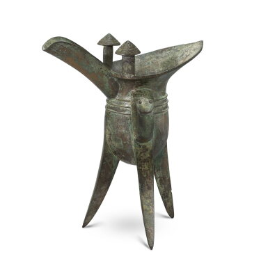 View full screen - View 1 of Lot 3001. An inscribed archaic bronze ritual wine vessel, Jue, Shang dynasty | 商 青銅弦紋父乙爵.