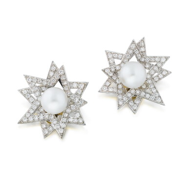 View full screen - View 1 of Lot 276. Paire de clips d'oreille perles de culture et diamants | Pair of cultured pearls and diamond ear clips.