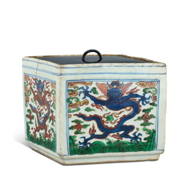 View full screen - View 1 of Lot 323. A wucai 'dragon' square box Mark and period of Wanli | 明萬曆 五彩雲龍紋方罐 《大明萬曆年製》款.