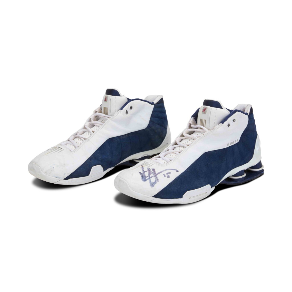 全螢幕檢視 - 查看10Vince Carter Worn and Signed Nike Shox BB4 | Size 16的1