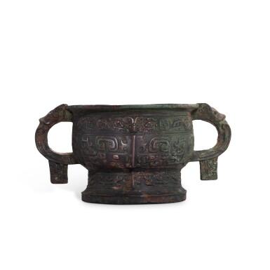 View full screen - View 1 of Lot 716. An inscribed bronze ritual food vessel, gui, Early Western Zhou dynasty | 西周早期 青銅獸面紋簋.