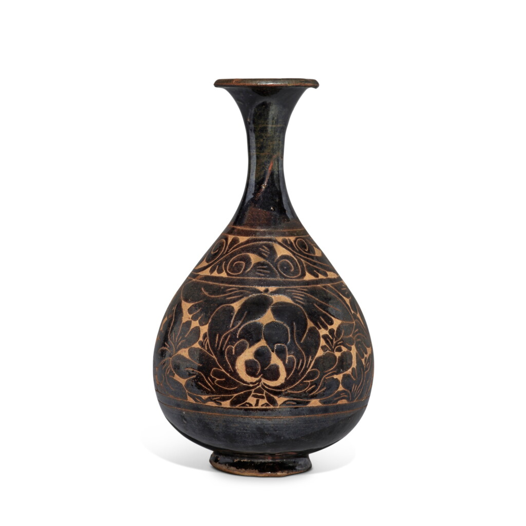 View full screen - View 1 of Lot 765. A 'Cizhou' sgraffiato brown-glazed 'floral' vase (Yuhuchunping), Jin dynasty | 金 磁州窰褐釉剔花玉壺春瓶.