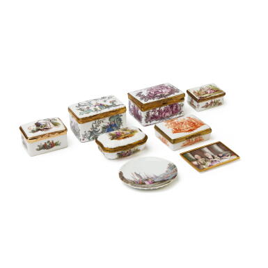 View full screen - View 1 of Lot 96. A group of six German porcelain and enamel snuff boxes and two snuff box covers, 18th and 19th century | Gruppe von sechs Tabatieren aus Porzellan und Email und zwei separaten Tabatierendeckeln, Deutschland, 18. und 19. Jh..