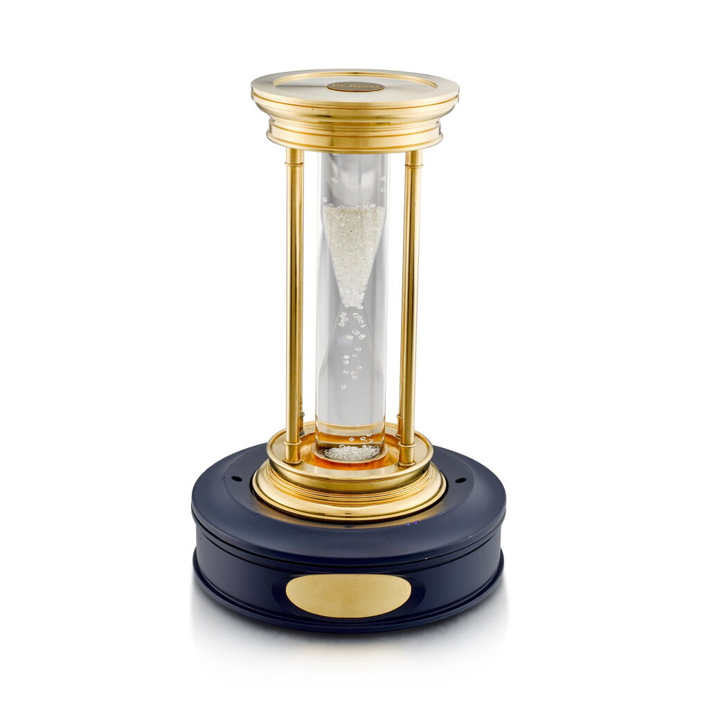 View full screen - View 1 of Lot 8847. A gilt brass hourglass with floating diamonds, Circa 2000 | 戴比爾斯 | 鍍金銅製沙漏,備浮動鑽石,約2000年製.
