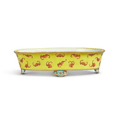 View full screen - View 1 of Lot 567. A gilt-decorated yellow-ground famille-rose 'bats' narcissus tray, Mark and period of Tongzhi | 清同治 黃地粉彩百福紋水仙盆 《同治年製》款.
