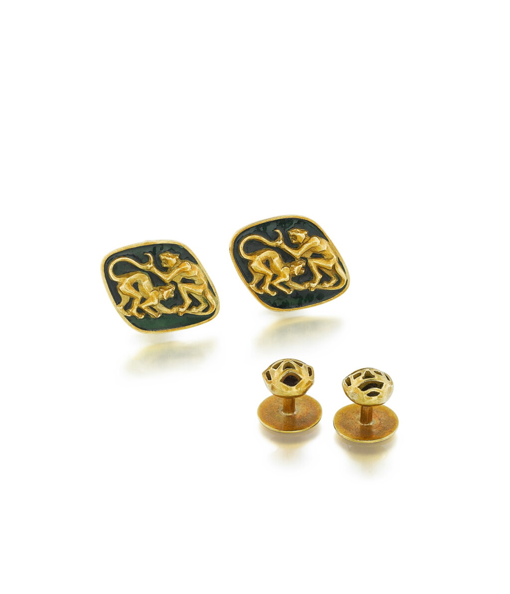 View full screen - View 1 of Lot 18. Parure d'habit émail et or, "Singes" | Enamel and gold dress set, 'Monkeys'.