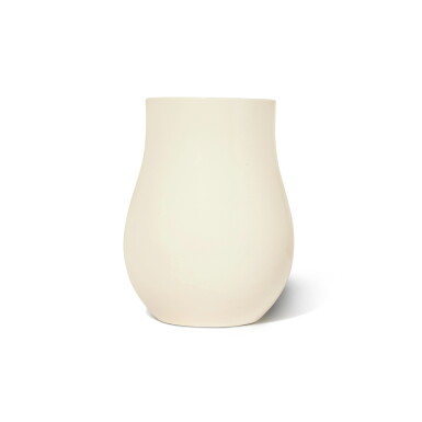 View full screen - View 1 of Lot 1111. A white crackle-glazed ovoid jar, Qing dynasty, Kangxi Period | 清康熙 白釉罐.