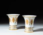 Paire de vases gobelets en porcelaine de Paris, début XIXe siècle
