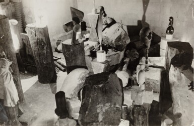 View full screen - View 1 of Lot 210. Vue de l’atelier, vers 1923 : La Sorcière (1916-1924), L'Oiseau dans l'espace, plâtre (1923-1924 ?), L'Oiseau dans l'espace, marbre jaune (1923-1924 ?), Socrate (1921-1922), Princesse X (1915-1916).