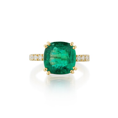View full screen - View 1 of Lot 372. Bague émeraude et diamants | Emerald and diamond ring.