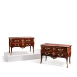 Paire de commodes en marqueterie de bois de violette, noyer, filets de houx et bronze vernis d’époque Louis XV, vers 1750, estampille de Jean-Mathieu Chevallier