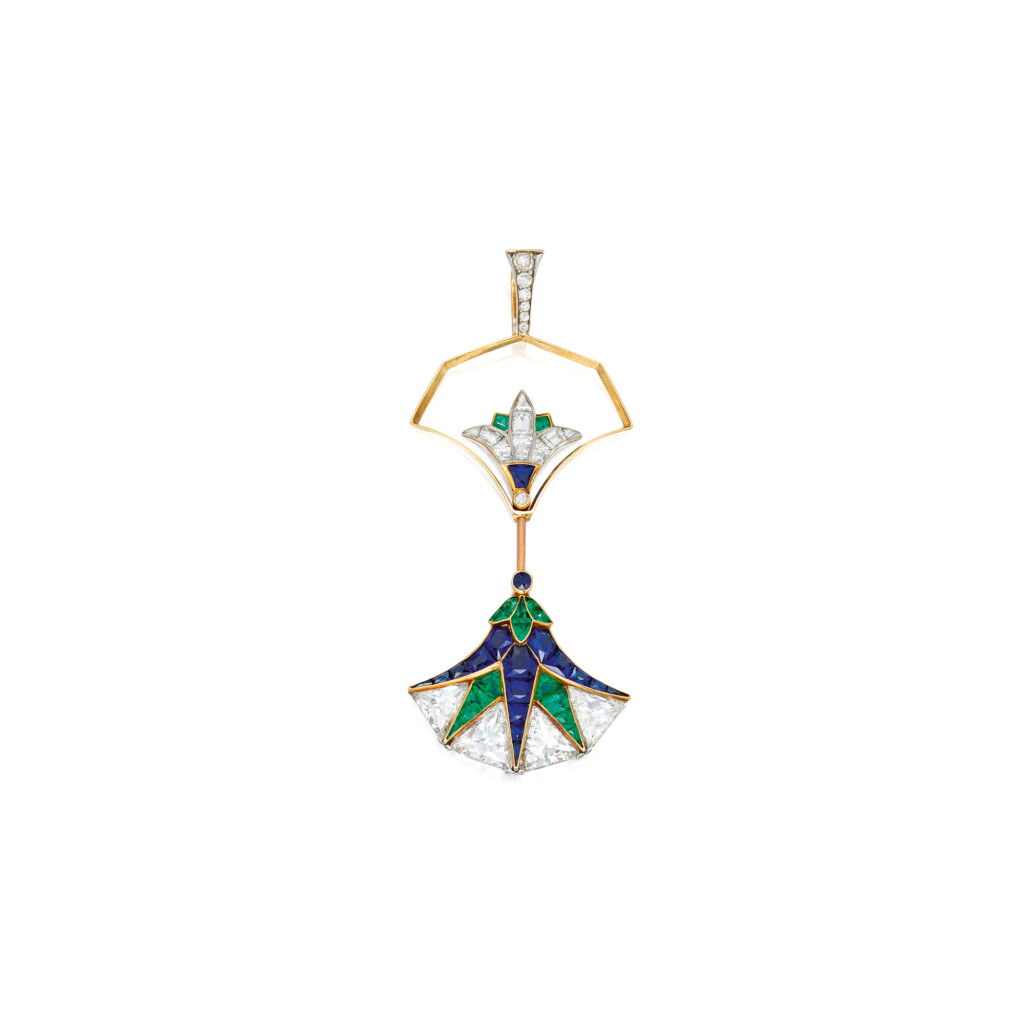View full screen - View 1 of Lot 405. SAPPHIRE, EMERALD AND DIAMOND JABOT PIN | 藍寶石配祖母綠及鑽石別針.