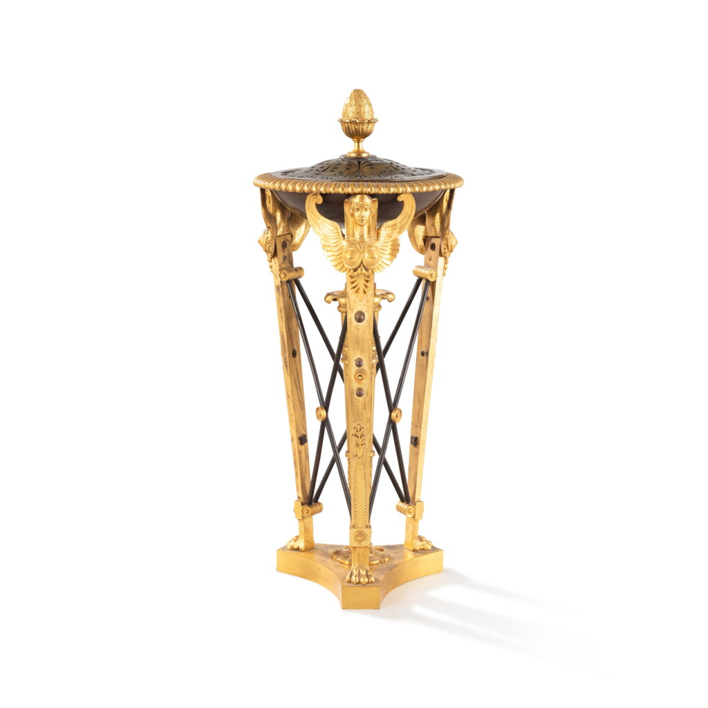 Voir en plein écran - Voir 1 du lot 15. Brûle-parfum en athénienne en bronze patiné et doré de la fin du XVIIIe siècle.