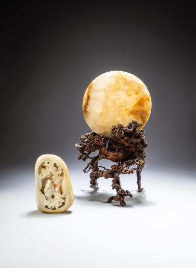 View full screen - View 1 of Lot 164. A hard stone circular table screen and a white and russet jade 'immortal' boulder, 20th century | 二十世紀 圓石插屏 及 白玉松下高仕圖山子.