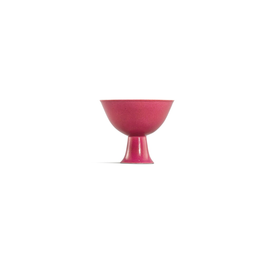 全萤幕检视 - 查看3700A fine puce-enamelled miniature stem cup, Mark and period of Yongzheng | 清雍正 胭脂紅彩高足小盃 《大清雍正年製》款的1