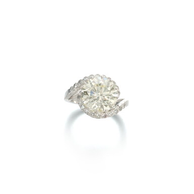 View full screen - View 1 of Lot 822. Diamond ring.