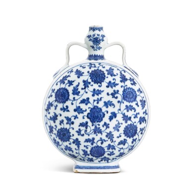 View full screen - View 1 of Lot 345. A blue and white 'floral' moonflask, Qing dynasty, Qianlong period 清乾隆 青花纏枝花卉紋抱月瓶.