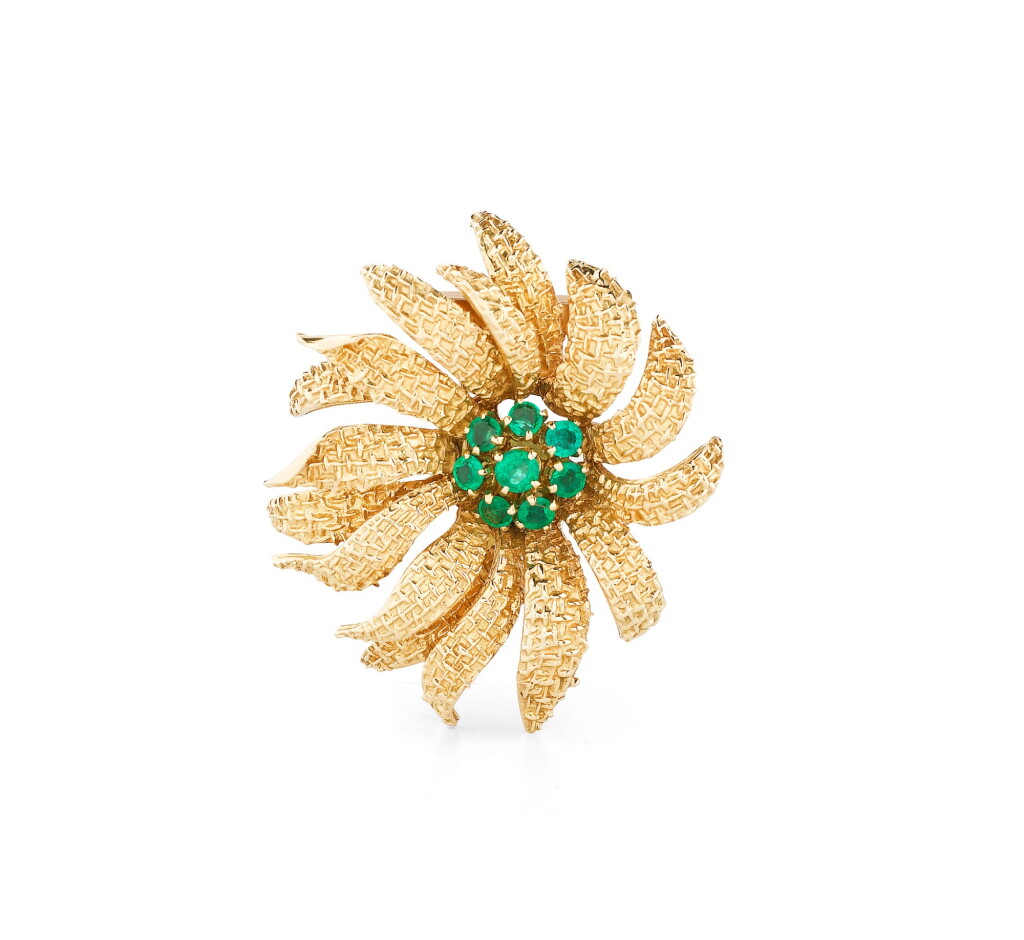 View full screen - View 1 of Lot 71. VAN CLEEF & ARPELS | BROCHE ÉMERAUDES | EMERALD BROOCH.