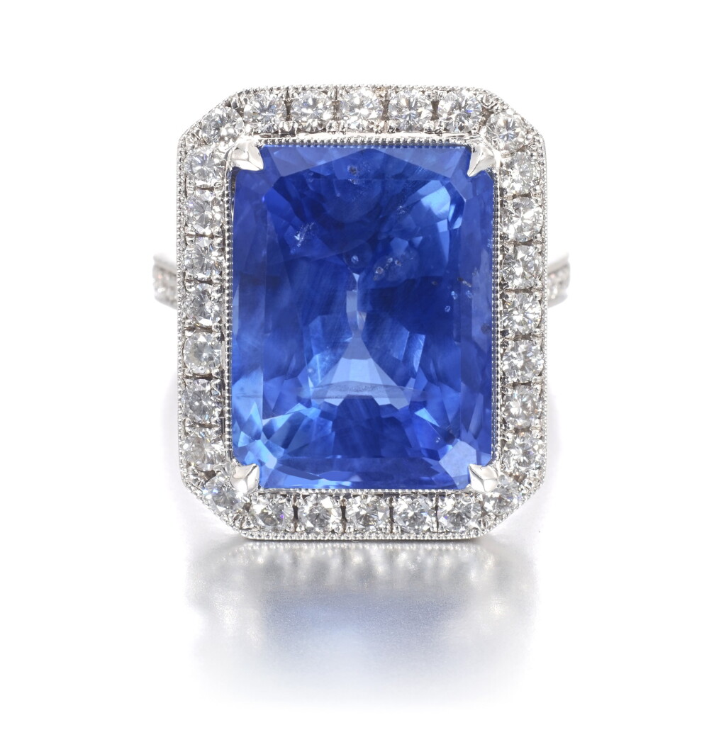 View full screen - View 1 of Lot 729. Sapphire and diamond ring | 藍寶石配鑽石戒指.