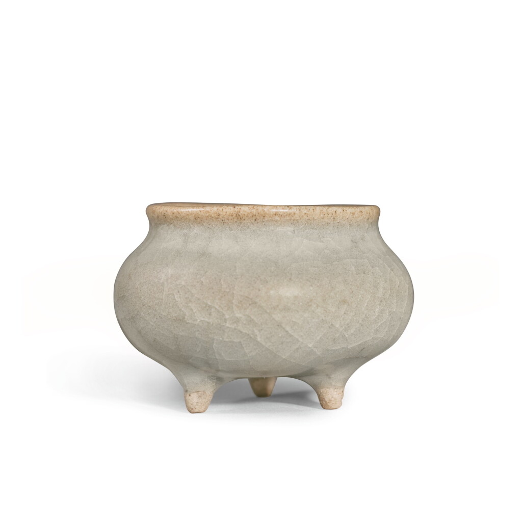 View full screen - View 1 of Lot 742. A small Guan-type tripod censer, Yuan - Ming dynasty | 元至明 官窰式三足小爐.