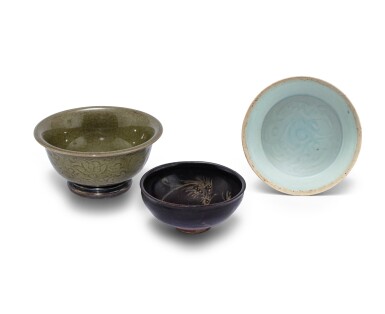 View full screen - View 1 of Lot 1. Bol en grès céladon céladon, coupe en porcelain qingbai, et bol en grès 'Jizhou' Dynastie Qing (bol céladon) et dynastie Song (coupe qingbai et le bol Jizhou) | 清 青釉花卉紋盌、宋 青白釉盤及吉州窰鳳紋盌一組三件 | A celadon-glazed bowl, Qing Dynasty; a Qingbai dish and a Jizhou painted brown-glazed 'phoenix' bowl, Song Dynasty.