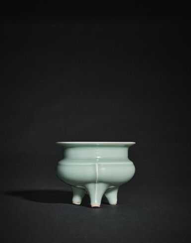 View full screen - View 1 of Lot 2002. A Longquan celadon tripod incense burner, Southern Song dynasty | 南宋 龍泉青釉鬲式爐.