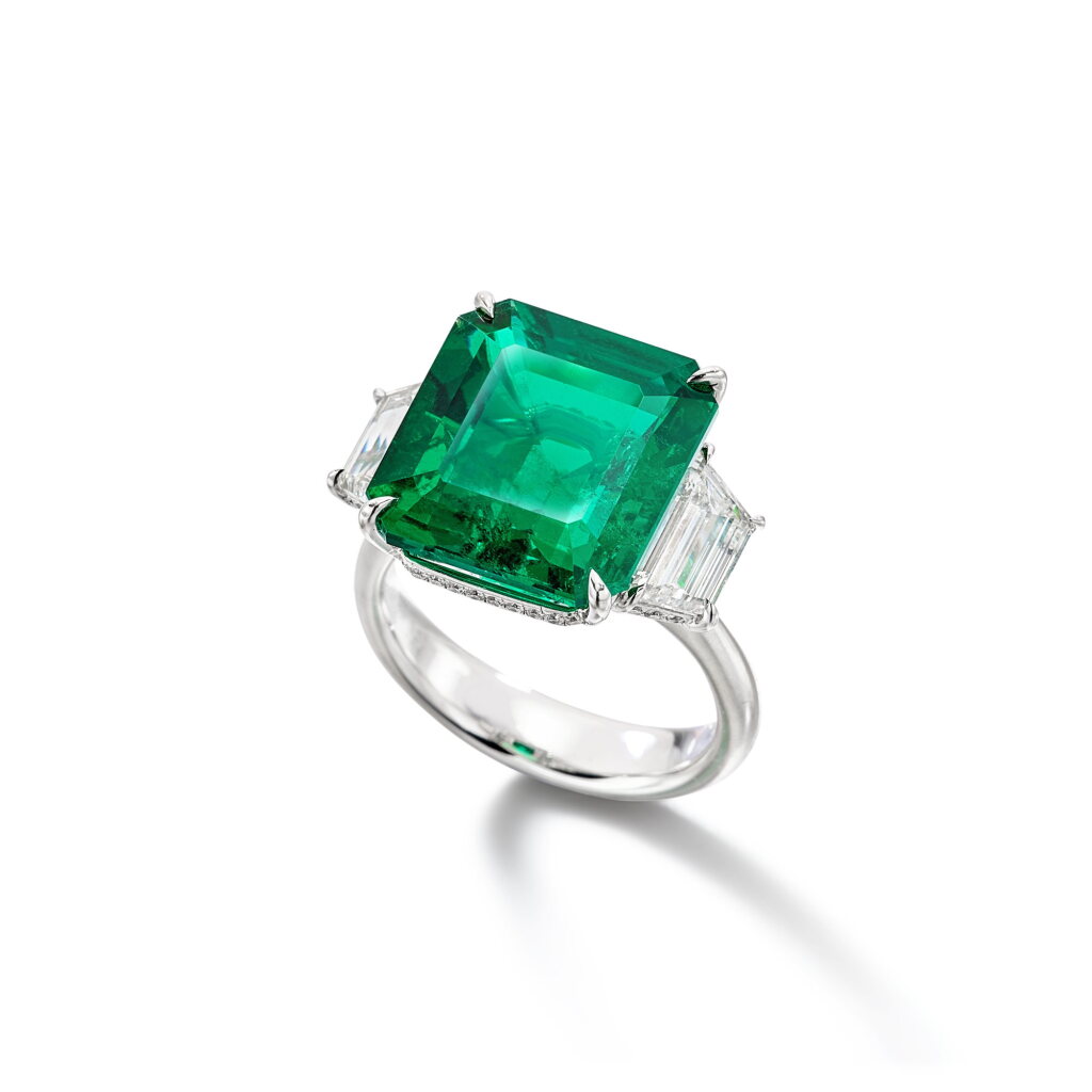 View full screen - View 1 of Lot 1844. Emerald and Diamond Ring | 10.76克拉 天然「哥倫比亞穆索」無油祖母綠 配 鑽石 戒指.