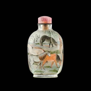 View full screen - View 1 of Lot 1022. An inside-painted glass 'eight horses of Mu Wang' snuff bottle, By Ye Zhongsan, dated jiwei year, corresponding to 1919 | 己未年(1919年)葉仲三作玻璃內畫八駿圖鼻煙壺.