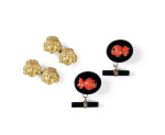 DEUX PAIRES DE BOUTONS DE MANCHETTE CORAIL, ONYX ET DIAMANTS | TWO PAIRS OF CORAL, ONYX AND DIAMOND CUFFLINKS