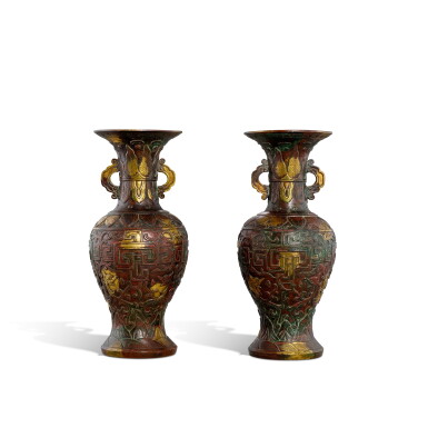 View full screen - View 1 of Lot 3593. A pair of gold-splashes 'kuifeng' vases, Qing dynasty, Qianlong period | 清乾隆 灑金夔鳳紋瓶一對.