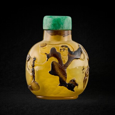 View full screen - View 1 of Lot 995. A carved chalcedony 'Liu Hai' snuff bottle Qing dynasty, 18th - 19th century | 清十八至十九世紀 玉髓巧作劉海戲金蟾圖鼻煙壺.