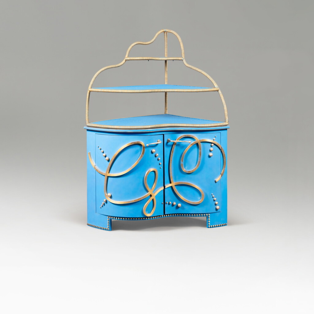 View full screen - View 1 of Lot 218. Cabinet d'angle et étagère, pièce unique.