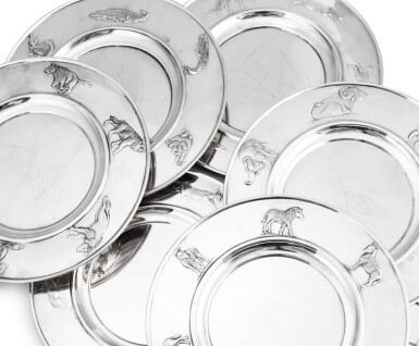 View full screen - View 1 of Lot 7. An Italian set of 12 silver presentation plates with African animals, signed RB, circa 1960 | Ensemble de 12 assiettes en argent repoussés d'animaux d'Afrique, signées RB, Italie, vers 1960.