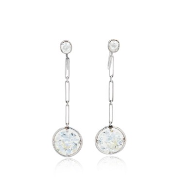 View full screen - View 1 of Lot 48. Paire de pendants d'oreille diamants | Pair of pendent diamond earrings.