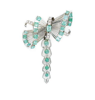 View full screen - View 1 of Lot 21. BROCHE ÉMERAUDES ET DIAMANTS | EMERALD AND DIAMOND BROOCH.