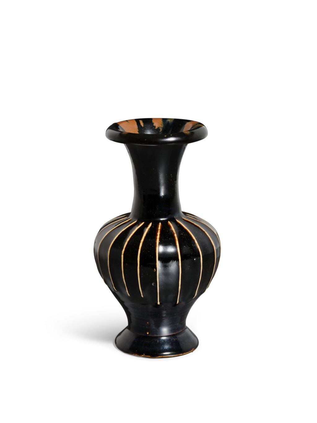 View full screen - View 1 of Lot 5004. A rare Cizhou black-glazed russet-splashed ribbed vase, Jin dynasty | 金 磁州窰黑釉鐵鏽斑堆線紋百合口瓶.