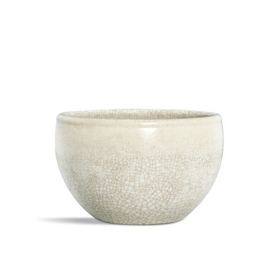 View full screen - View 1 of Lot 5850. A Ge-type jar, Seal mark and period of Qianlong | 清乾隆 仿哥釉小缸 《大清乾隆年製》款.