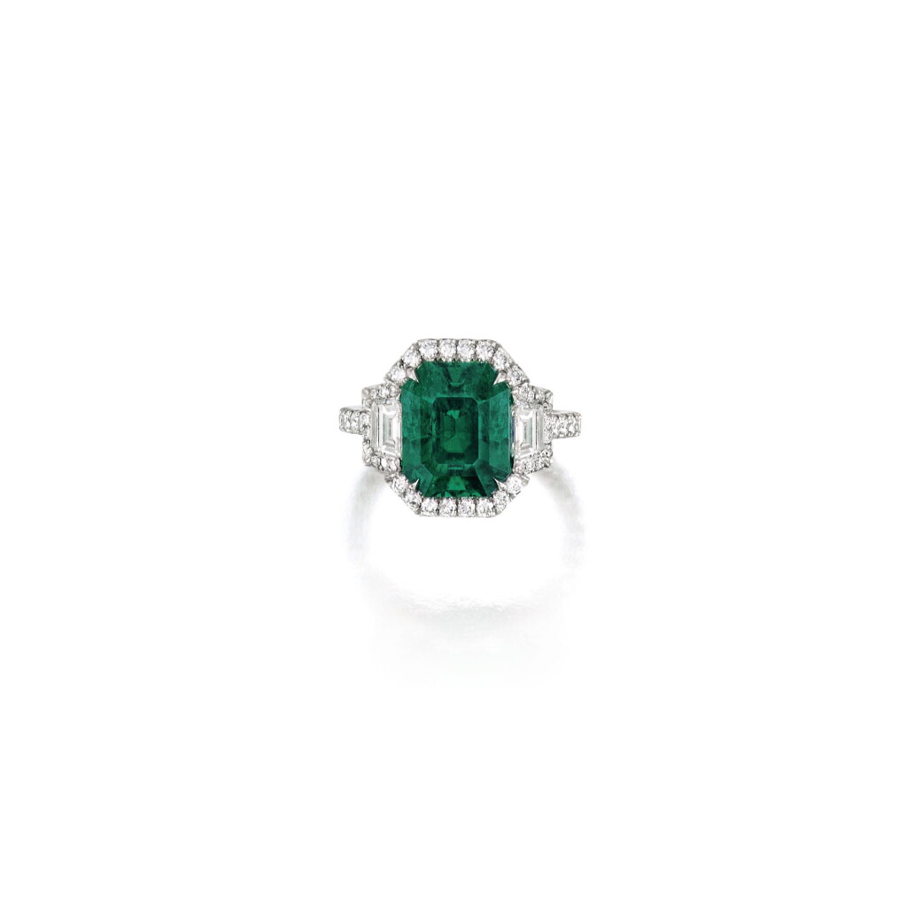 View full screen - View 1 of Lot 1792. A FINE EMERALD AND DIAMOND RING 4.81卡拉 天然 「哥倫比亞」祖母綠 配 鑽石 戒指.