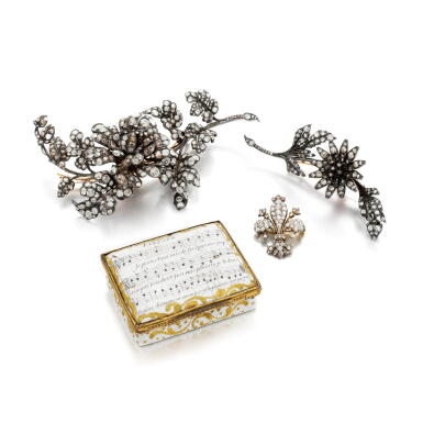 View full screen - View 1 of Lot 14. Diamond brooches and ceramic box(Spille in diamanti e scatolina in ceramica).