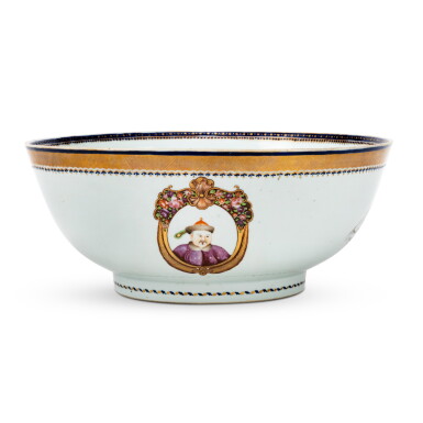View full screen - View 1 of Lot 17. A Rare Chinese Export Famille-Rose 'Chinese Official' Punch Bowl, Qing Dynasty, Jiaqing Period, Circa 1800 | 清嘉慶 約1800年 粉彩官員畫像圖盌.